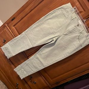 Loft crop with eyelet hem: D026